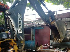 Satpol PP Makassar Bongkar Sarang Miras Berkedok Lapak PKL