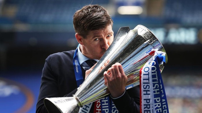 GLASGOW, SCOTLAND - MAY 15: Rangers Manager Steven Gerrard is seen kissing the trophy during the Scottish Premiership match between Rangers and Aberdeen on May 15, 2021 in Glasgow, Scotland. Sporting stadiums around the UK remain under strict restrictions due to the Coronavirus Pandemic as Government social distancing laws prohibit fans inside venues resulting in games being played behind closed doors.  (Photo by Ian MacNicol/Getty Images)