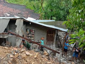 Hujan Deras, Talud Longsor-Pohon Tumbang Timpa Pemotor di Sleman Hujan Deras, Talud Longsor-Pohon Tumbang Timpa Pemotor di Sleman