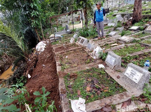 Terancam Longsor, Begini Kondisi Makam di TPU Cikutra Bandung