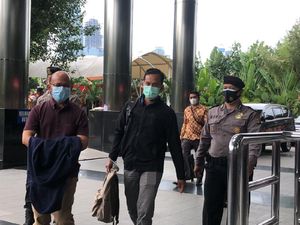 Tersangka Baru Kasus Suap Pajak Angin Prayitno Tiba di KPK Tersangka Baru Kasus Suap Pajak Angin Prayitno Tiba di KPK