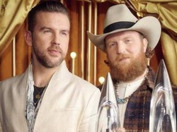 Usai Ngaku Gay, Penyanyi Ini Cium Pacar Prianya di Acara TV