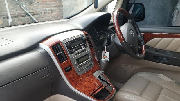 Toyota Alphard yang disumbangkan untuk ambulans