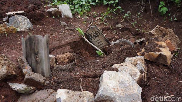 Waduh, Makam COVID-19 di TPU Cikadut Bandung Ambles Gegara Hujan