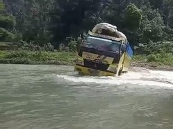 Tak Ada Jembatan, Warga di Cianjur Terobos Arus Sungai Kirim Hasil Panen