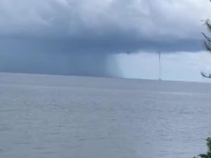 Penampakan Fenomena Waterspout di Perairan Utara Bali