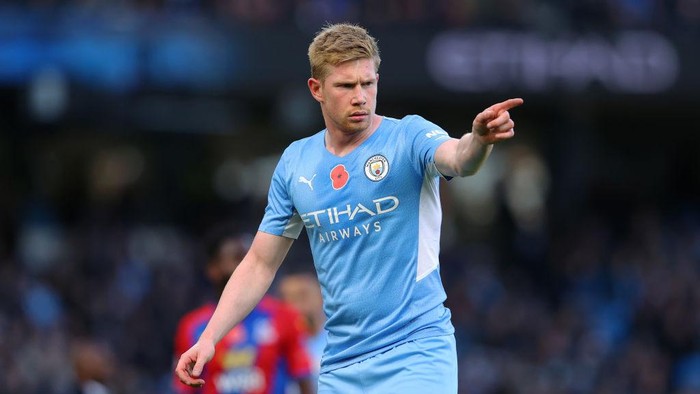 MANCHESTER, ENGLAND - OCTOBER 30:  Kevin De Bruyne of Manchester City looks on during the Premier League match between Manchester City and Crystal Palace at Etihad Stadium on October 30, 2021 in Manchester, England. (Photo by Alex Livesey/Getty Images)