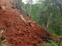 Akses Menuju Kampung Halaman Lesti Kejora di Cianjur Terputus Longsor