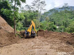 Hindari Jalur Ini Lur! Akses Jalan Magelang-Boyolali Putus Tertutup Longsor