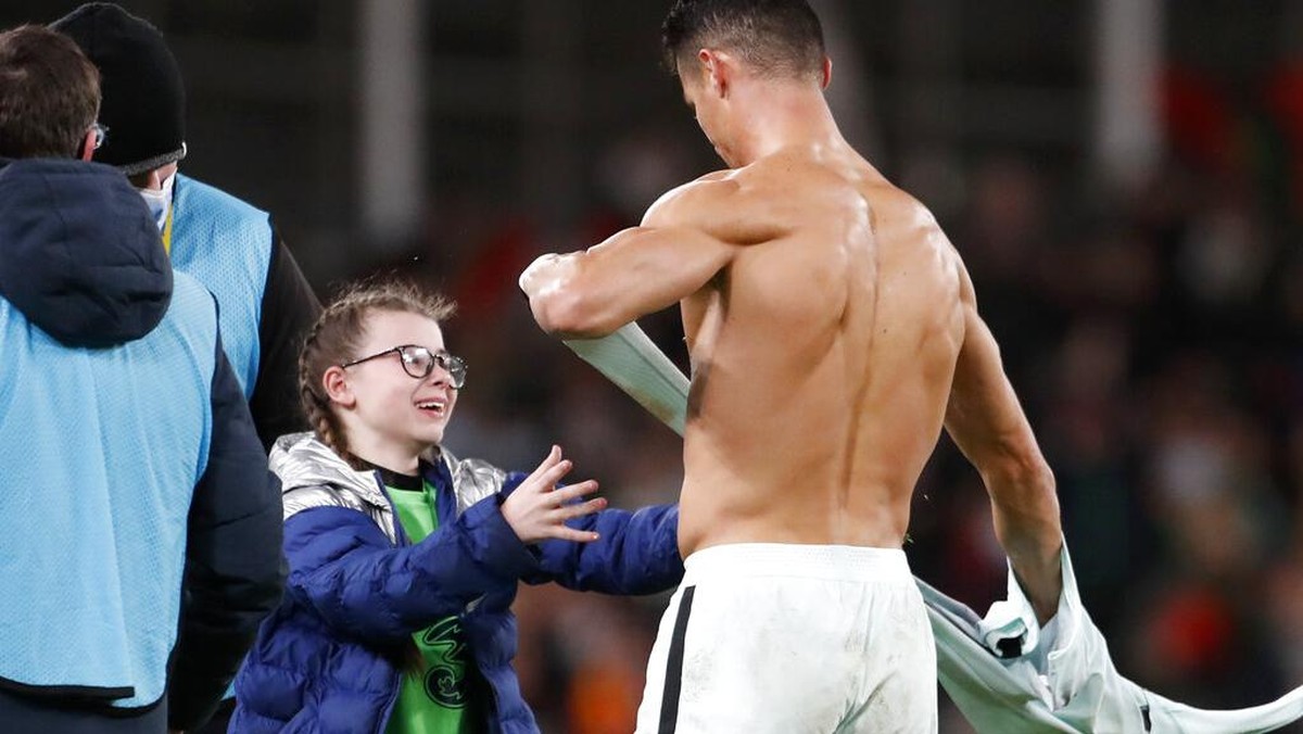 Anak gadis manis meminta jersey Ronaldo. (Foto: Peter Morrison/AP)