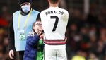 Aksi Manis Ronaldo Kasih Jersey untuk Fans Ciliknya