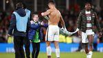 Aksi Manis Ronaldo Kasih Jersey untuk Fans Ciliknya