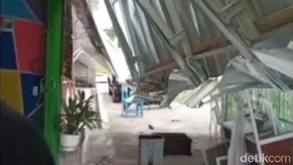 Atap Kios di Sumsel Roboh Gegara Helikopter Terbang Rendah