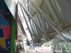 Atap Kios di Sumsel Roboh Gegara Helikopter Terbang Rendah