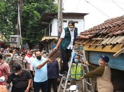 Urai Kemacetan Pasar Suko, Bupati Muhdlor Pimpin Pembongkaran Bekas Balai Desa