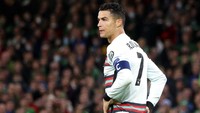 Cristiano Ronaldo gagal membawa Portugal langsung lolos ke Piala Dunia 2022. Portugal harus menjalani laga playoff pada Maret mendatang (AP/Peter Morrison)