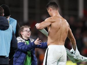 Jersey Ronaldo untuk Anak Gadis Manis di Lapangan