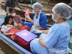 Banjir Lebih 1 Meter, Ibu Muda Dibawa ke RS Naik Speedboat untuk Bersalin