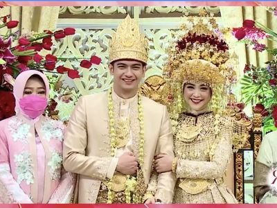 7 Potret Pernikahan Ria Ricis dan Teuku Ryan, Mewah Bernuansa Emas