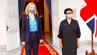 5 Gaya Unik Menlu Retno Marsudi Pakai Sepatu Beda Sebelah, Dipuji Netizen