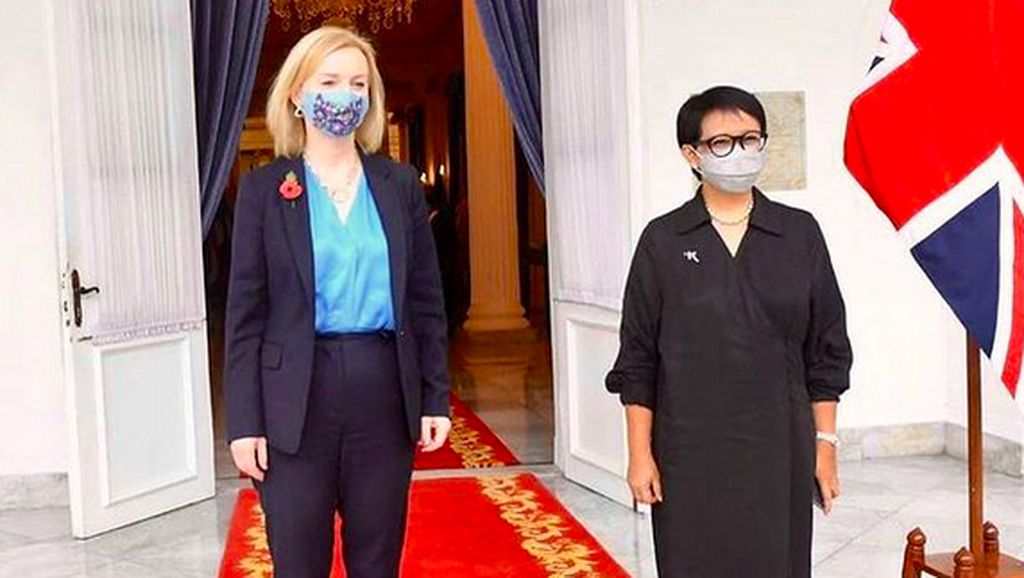 5 Gaya Unik Menlu Retno Marsudi Pakai Sepatu Beda Sebelah, Dipuji Netizen 5 Gaya Unik Menlu Retno Marsudi Pakai Sepatu Beda Sebelah, Dipuji Netizen