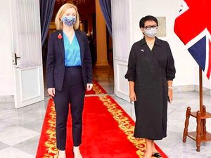 5 Gaya Unik Menlu Retno Marsudi Pakai Sepatu Beda Sebelah, Dipuji Netizen 5 Gaya Unik Menlu Retno Marsudi Pakai Sepatu Beda Sebelah, Dipuji Netizen