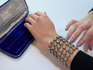 Gelang Ratu Terakhir Prancis Laku Dilelang Rp 114 M, Apa Istimewanya? Gelang Ratu Terakhir Prancis Laku Dilelang Rp 114 M, Apa Istimewanya?