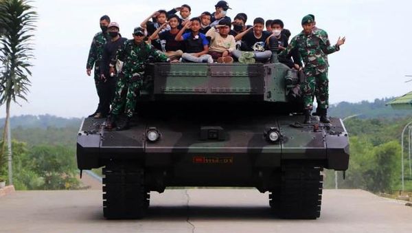 Girangnya Anak-anak SD Diajak Naik Tank Leopard