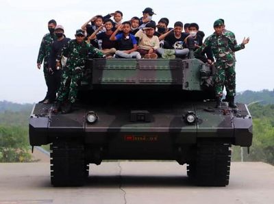 Girangnya Anak-anak SD Diajak Naik Tank Leopard