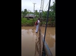 Heboh Siswa di Gorontalo Bergelantungan di Jembatan Demi ke Sekolah