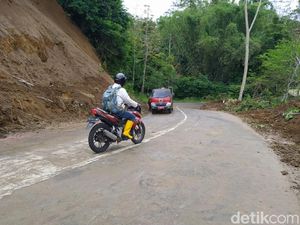 Material Longsor Dibersihkan, Jalan Magelang-Boyolali Kembali Bisa Dilalui