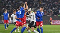 Pada menit ke-11, Liechteinstein dipaksa bermain dengan 10 orang, menyusul pelanggaran Jens Hofer ke Leon Goretzka di kotak penalti. Stuart Franklin/Getty Images.