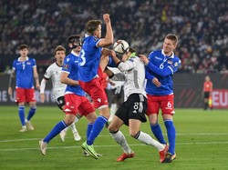 Pada menit ke-11, Liechteinstein dipaksa bermain dengan 10 orang, menyusul pelanggaran Jens Hofer ke Leon Goretzka di kotak penalti. Stuart Franklin/Getty Images.