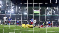 Terus dibombardir, gawang Liechteinstein bobol lagi di menit ke-20. Kali ini Daniel Kaufmann bunuh diri. Skor menjadi 2-0. Alex Grimm/Getty Images.