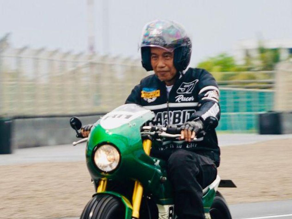 Jokowi Pamer OOTD Brand Lokal di Sirkuit Mandalika, Total Outfit Rp 3,7 Juta Jokowi Pamer OOTD Brand Lokal di Sirkuit Mandalika, Total Outfit Rp 3,7 Juta