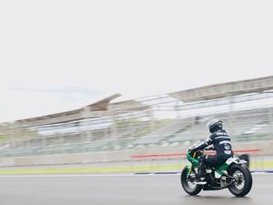 Kala Jokowi Jajal Tikungan Sirkuit Mandalika yang Katanya Tajam