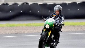 Potret Jokowi Jajal Sirkuit Mandalika Naik Motor RI 1
