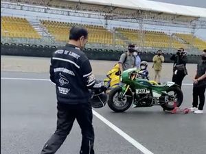 Brooom...! Jokowi Geber Motor Jajal Sirkuit Mandalika