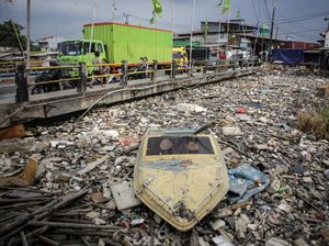 Jorok! Sampah Selimuti Aliran Kali Dadap