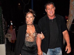 Model Ini Tak Pakai Bra Saat Jalan Bareng Ayah, Dinilai Tidak Normal