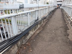 detikcom Do Your Magic: Kabel Semerawut di JPO MT Haryono Diikat