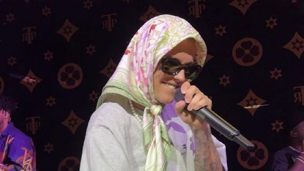 Justin Bieber menuai kontroversi karena tampil berhijab saat manggung