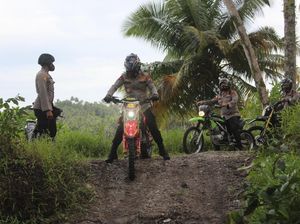 Naik Motor Trail ke Pedalaman Nias, Pangdam-Kapoldasu Ajak Warga Vaksinasi Naik Motor Trail ke Pedalaman Nias, Pangdam-Kapoldasu Ajak Warga Vaksinasi