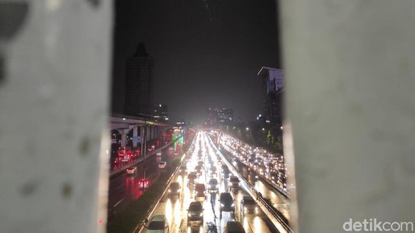 Potret Kemacetan di Tol Dalkot Arah Cawang Usai Hujan Deras