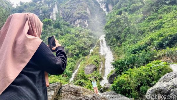Seru-seruan Kemping di Curug Gunung Putri yang Cantik