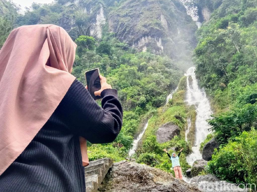 Seru-seruan Kemping di Curug Gunung Putri yang Cantik Seru-seruan Kemping di Curug Gunung Putri yang Cantik