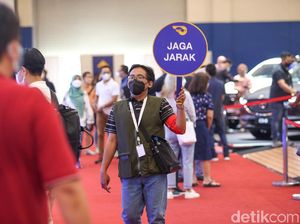 GIIAS 2021 Hari ke-3: Pengunjung Mengular Antre Masuk, di Dalam Masih Lowong