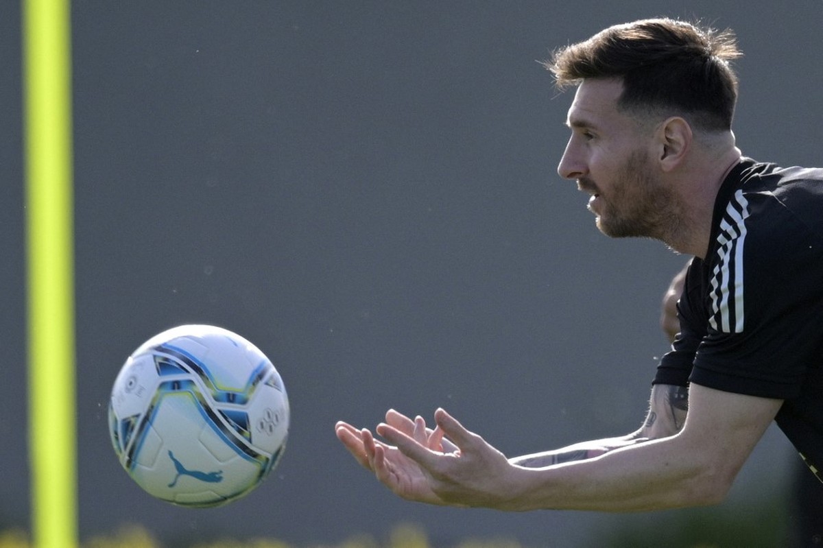 Lionel Messi bisa dimainkan melawan Uruguay. (Foto: AFP/JUAN MABROMATA)