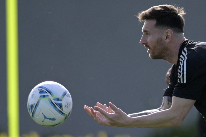 Argentinas forward Lionel Messi gestures during a training session in Ezeiza, Buenos Aires, on November 9, 2021, ahead of FIFA World Cup Qatar 2022 qualifier matches against Uruguay on November 12 and against Brazil on November 16. (Photo by JUAN MABROMATA / AFP)