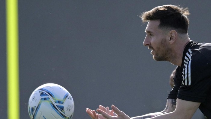 Argentinas forward Lionel Messi gestures during a training session in Ezeiza, Buenos Aires, on November 9, 2021, ahead of FIFA World Cup Qatar 2022 qualifier matches against Uruguay on November 12 and against Brazil on November 16. (Photo by JUAN MABROMATA / AFP)